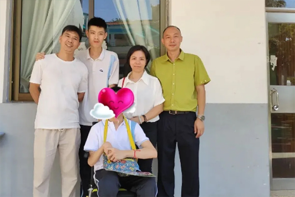 三年求学路，倾情照料同学！这位顺德少年，好样的！