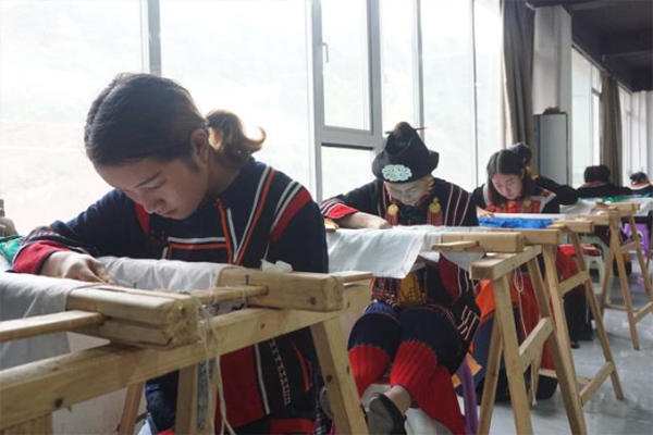 &ldquo;牵手&rdquo;广绣！凉山美姑绣娘家门口就业，绣出小康生活