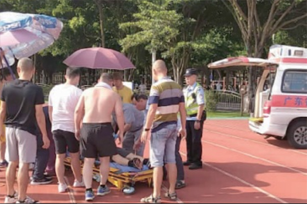 一男子心梗晕倒 众市民合力救助