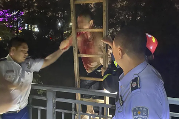 佛山顺德民警救援河中受伤男子