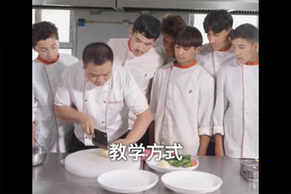 顺德大厨教新疆学生做出广式风味的本地菜