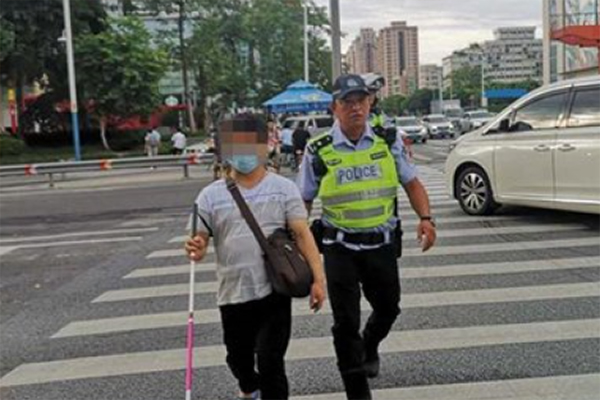 南海公安暖心帮助盲人男子