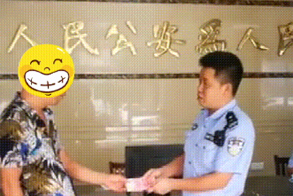 百元大钞满地飞，多人争相帮助捡钱并原数奉还！
