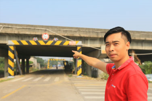 顺德一市民新涌大桥下见义勇为救人