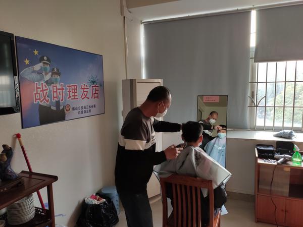 佛山三水白坭&ldquo;战时理发店&rdquo;，联防队员&ldquo;变身&rdquo;理发师