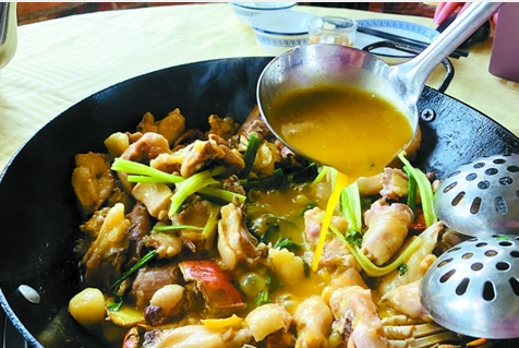 三水鸡煲蟹：地道食材与秘制酱料烹出诱人鸡煲蟹