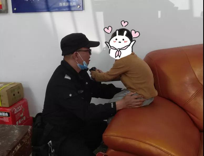 西樵派出所民警帮助走失男孩找回亲人