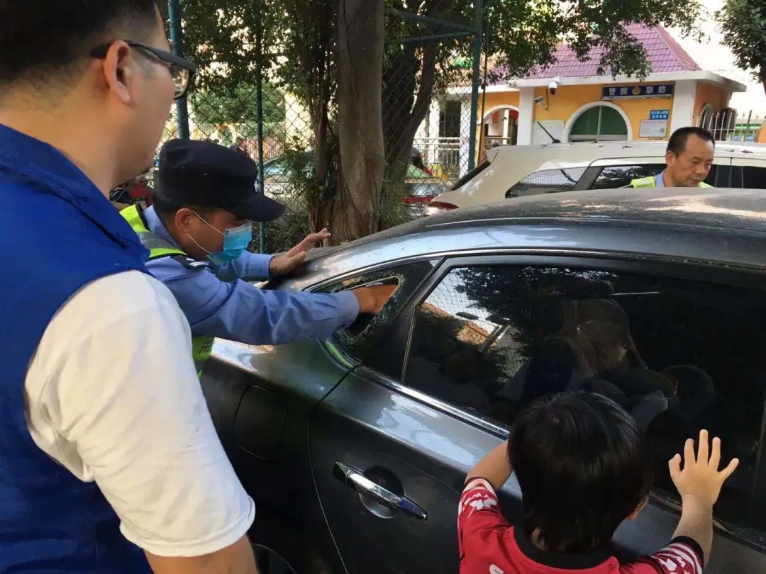 南海公安民警果断破车窗救被锁男童
