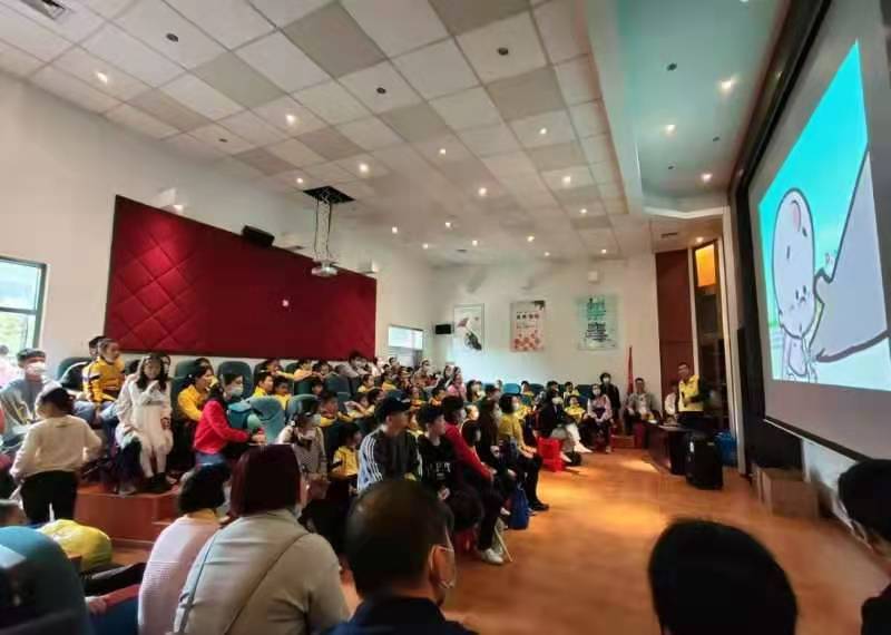 互动体验齐学禁毒知识 家长学生基地之行满载而归
