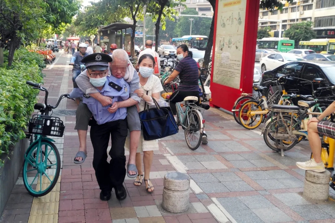 八旬老伯突发中风，辅警百米冲刺救人