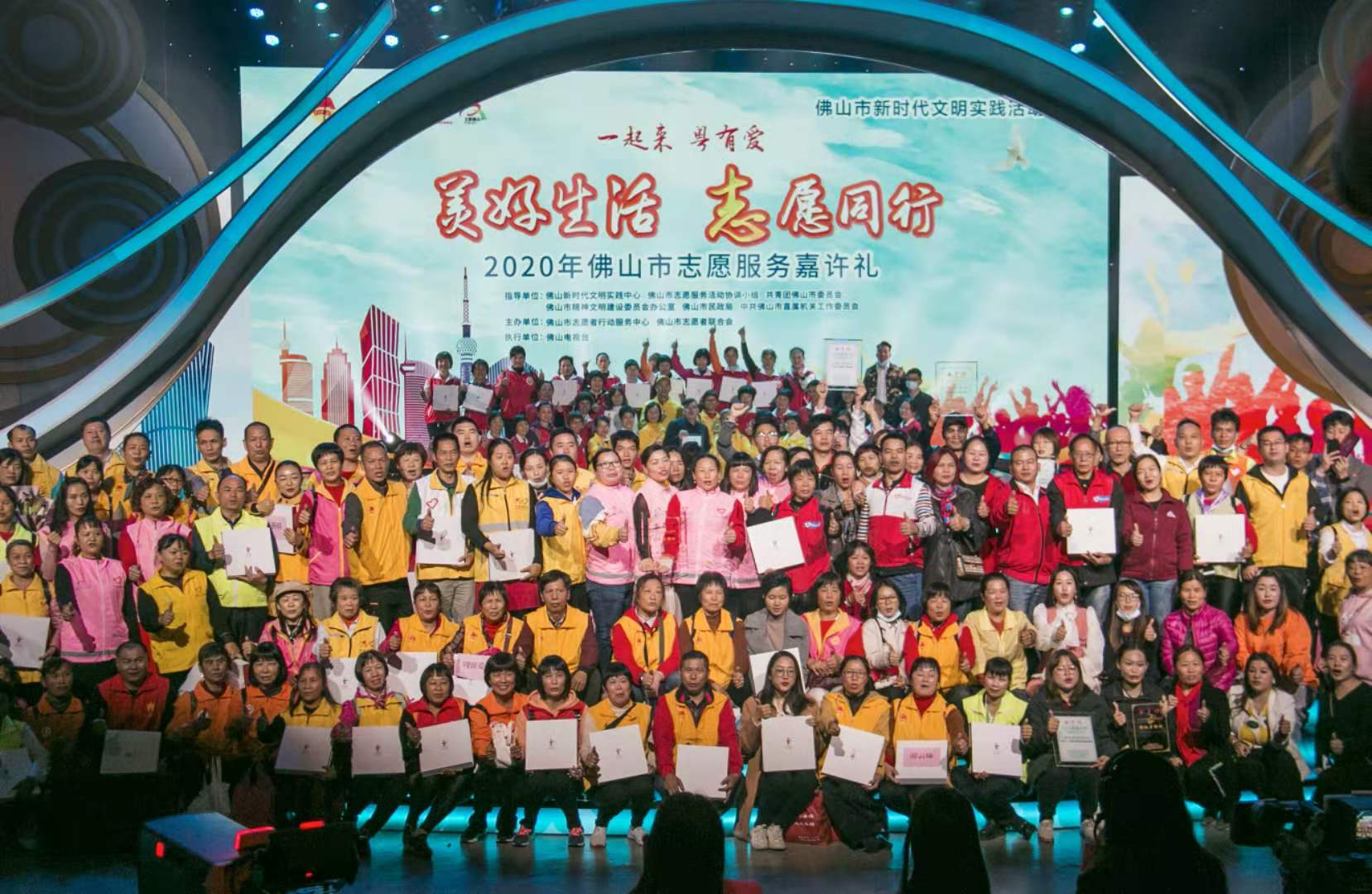 今天，我们要表扬这些志愿者！