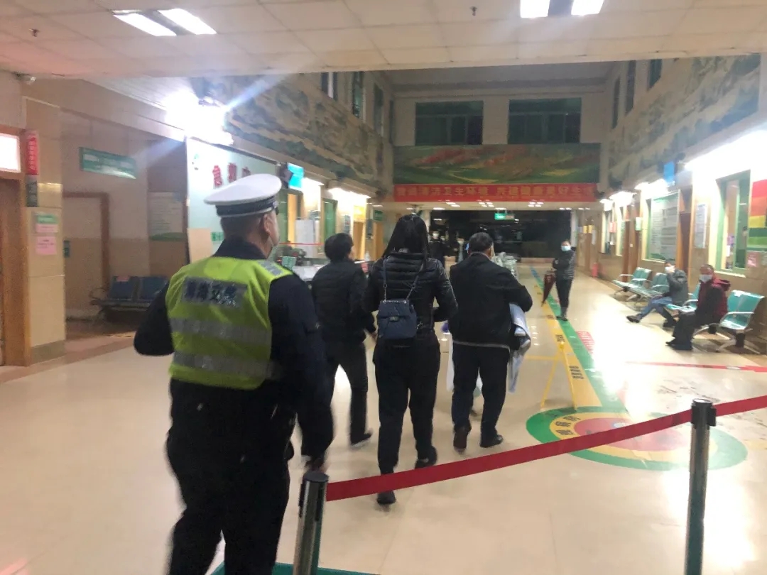 6分钟送达医院！西樵交警上演&ldquo;生死时速&rdquo;为生病小孩鸣笛