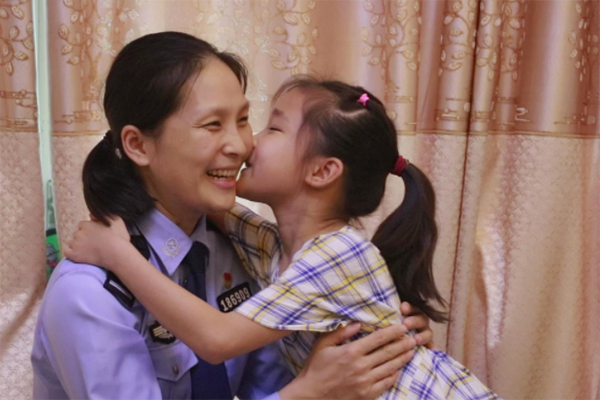 在这个4岁女孩的眼中，妈妈竟是个&ldquo;大骗子&rdquo;？