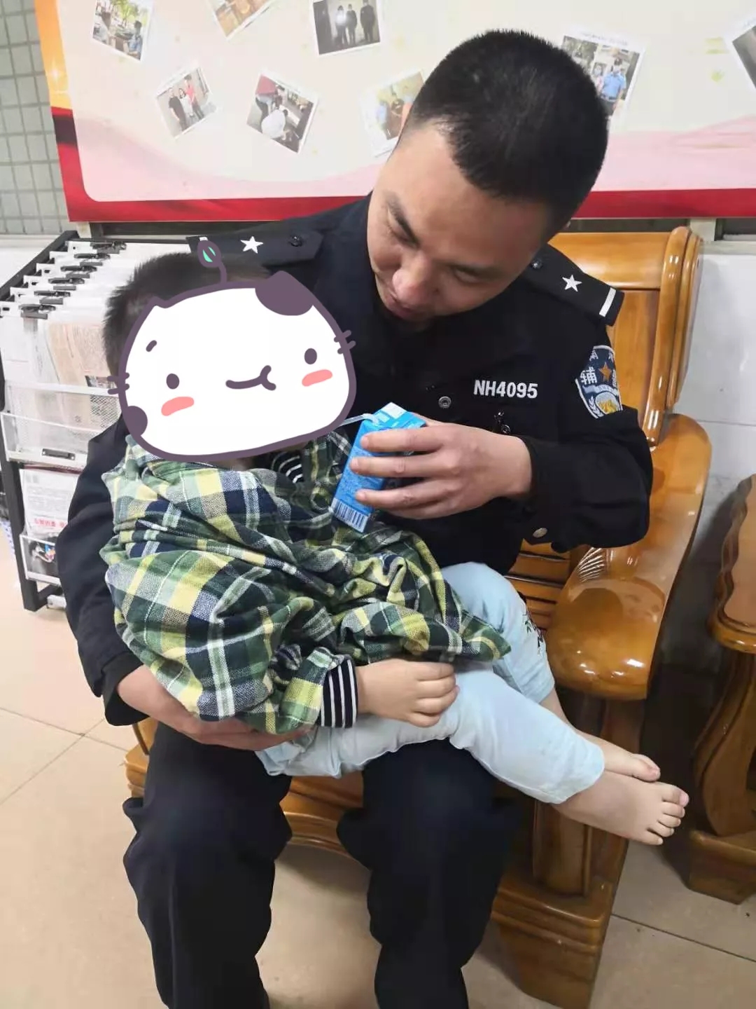 2岁半男童赤脚上街闲逛 警民接力平安送回