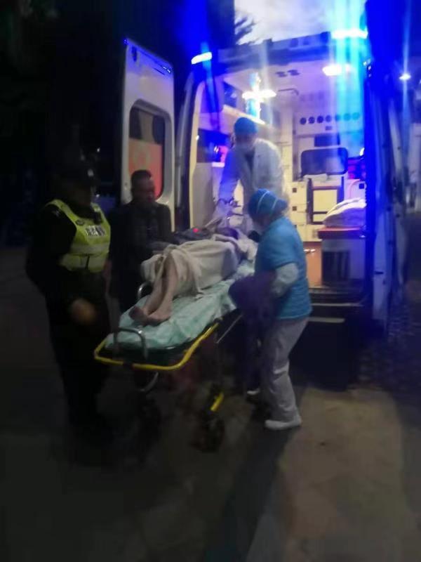 九江独居老人家中摔倒，幸民警及时救助无大碍