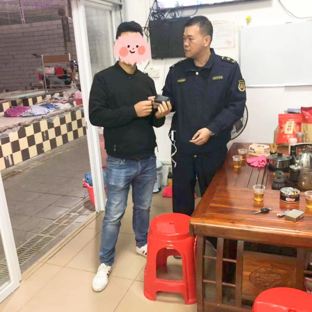 温暖石湾丨大意市民丢失钱包，暖心城管捡到归还