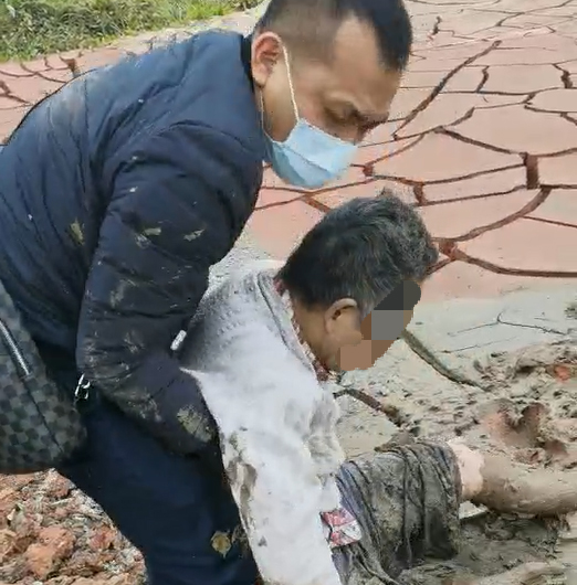 顺德一走失老人身陷淤泥，辅警徒手救援成&ldquo;泥人&rdquo;&hellip;