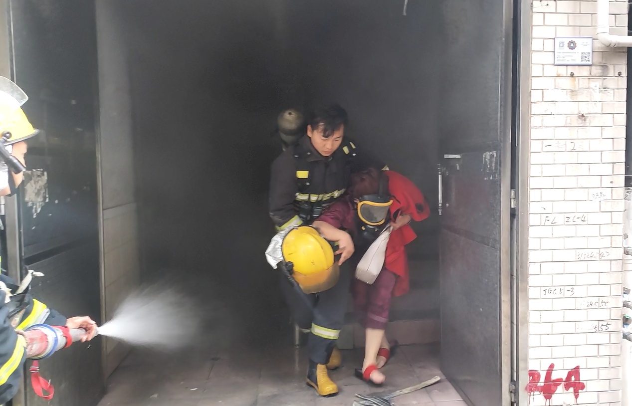 顺德的佛山好人黄伟杰：火场让出呼吸面罩