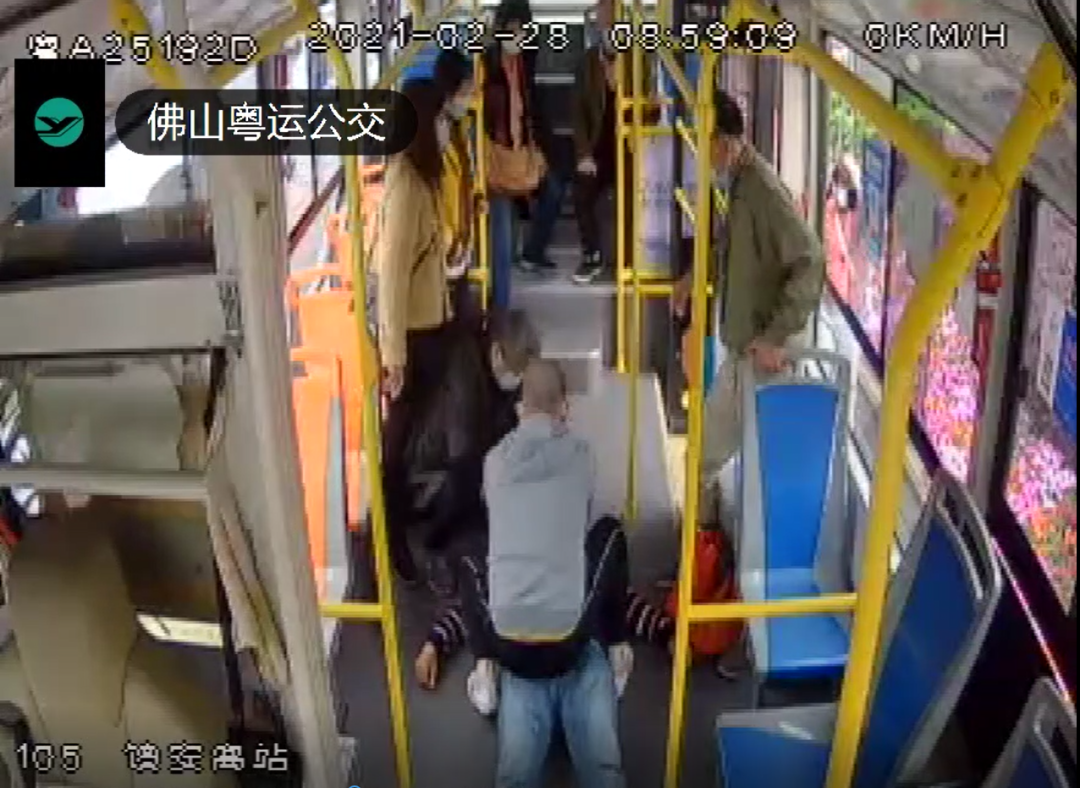 【面对生命 决不言弃】粤运公交车长伍浩明为发病老伯跪地