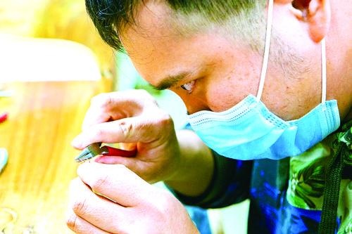 顺德一名残康人士的珠宝技师梦：从打算放弃到沉醉其中