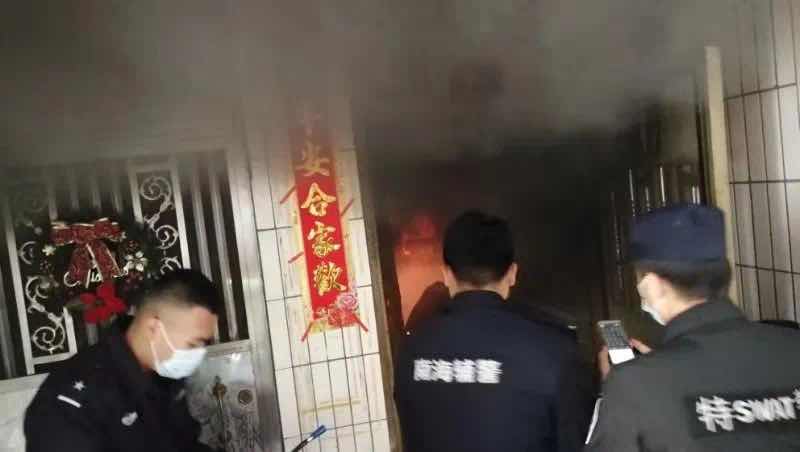 南海桂城一民房起火，危急时刻他们冲入火场救出77岁老人！