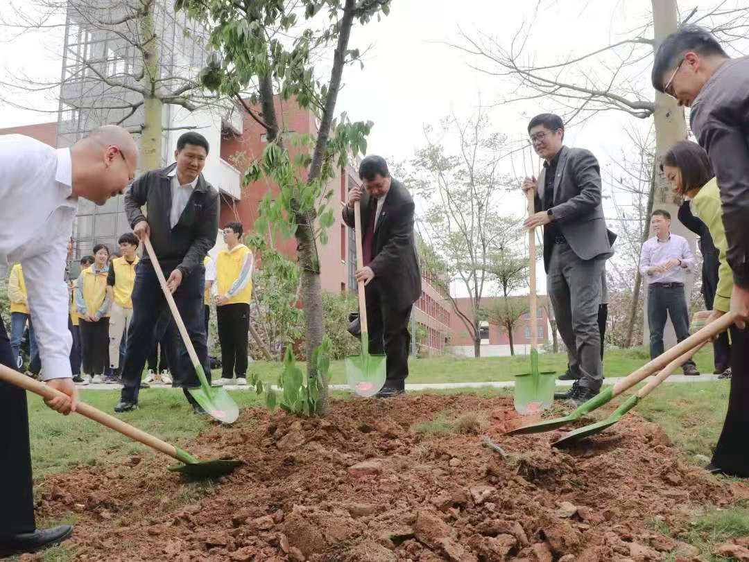 为师生办实事  为校园舔绿色