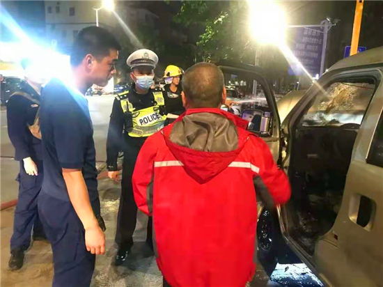 佛山南海：车辆突然起火警民砸窗扑灭