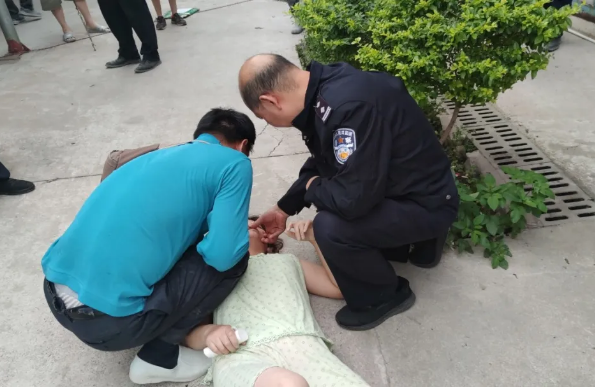 生死一线，老民警做出这一举动救人