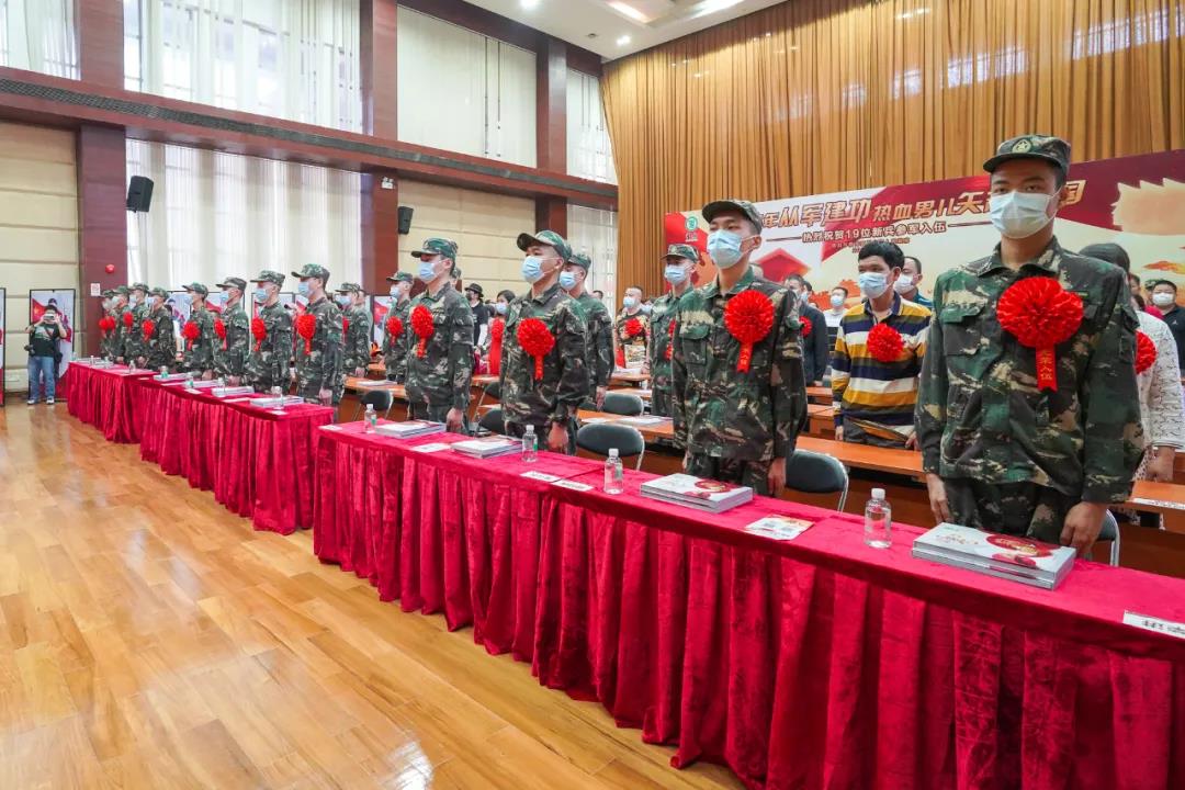 入伍宣誓、拍摄形象照，南海举办了这场新兵欢送会