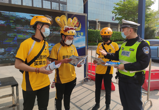 桂城交警与外卖小哥齐上阵，倡导&ldquo;一盔一带&rdquo;安全出行