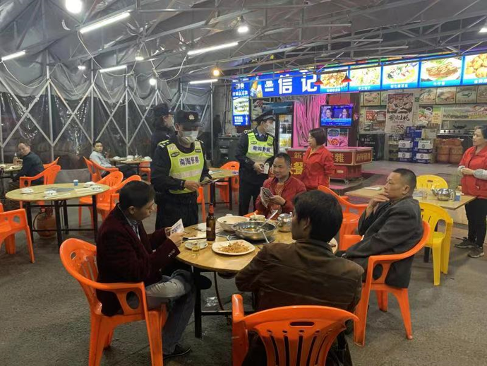 南海民警夜间开展多渠道全方位反诈宣传工作