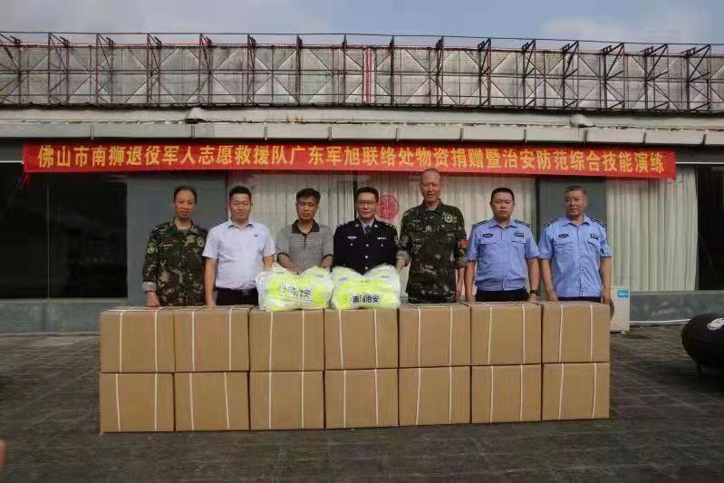 军转女警牵线搭桥，救援队捐赠十余箱反光衣