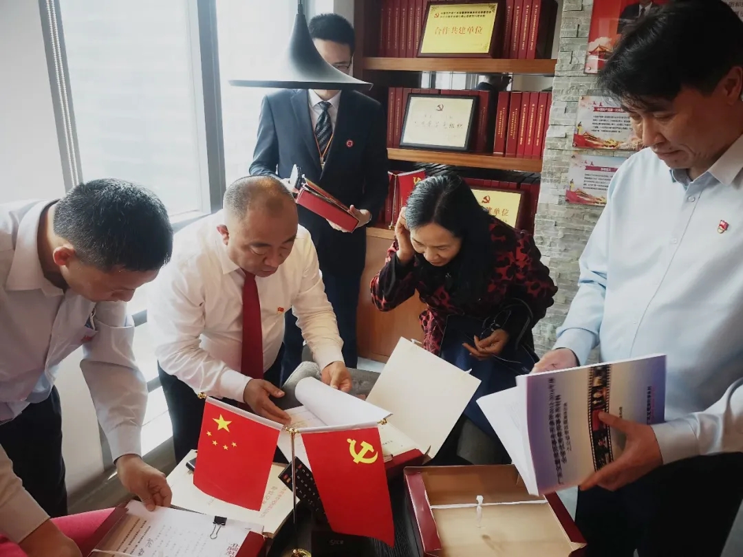 联合开展主题党日活动，推动党建引领业务工作