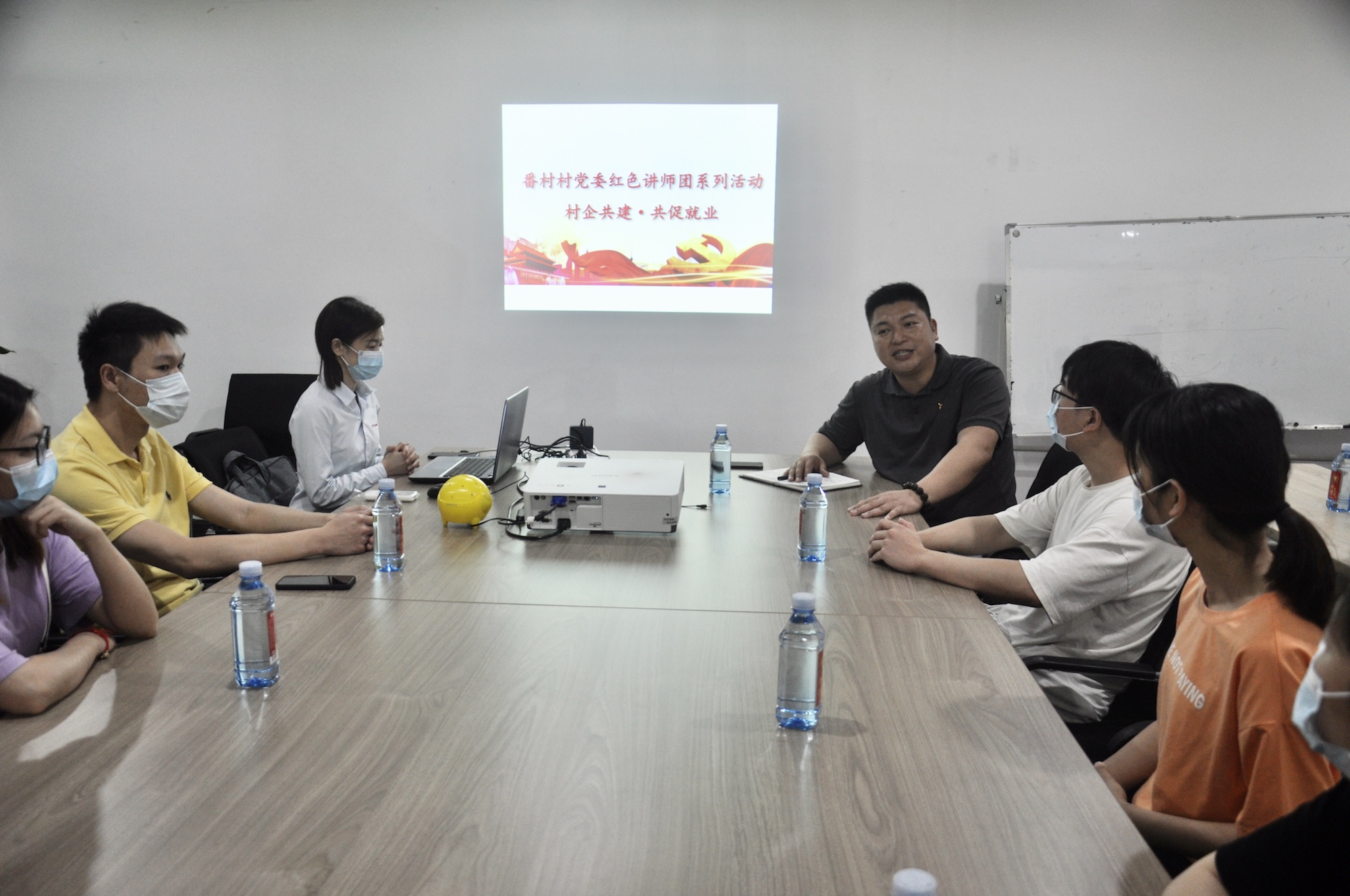 石湾番村搭建&ldquo;村企就业交流&rdquo;平台，大喇叭播放用工信息
