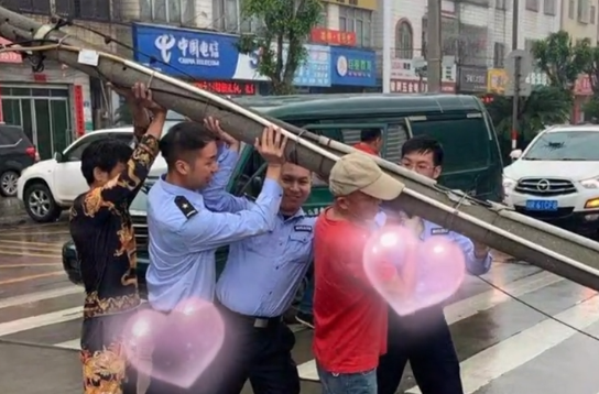 他被电线杆压住，爬起来负伤继续抢险！为辅警兄弟点赞！