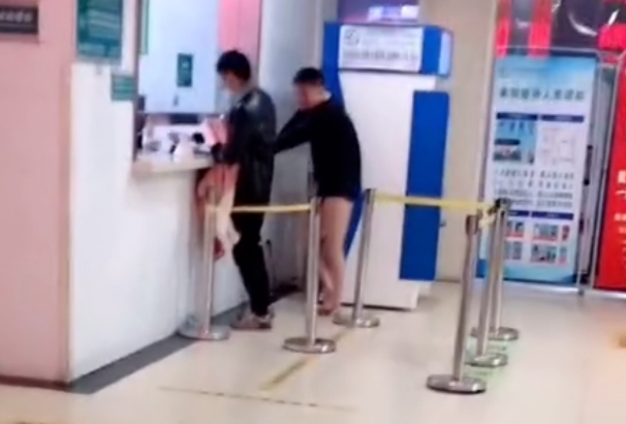 &ldquo;光腿赤脚爸爸&rdquo;感动全网！