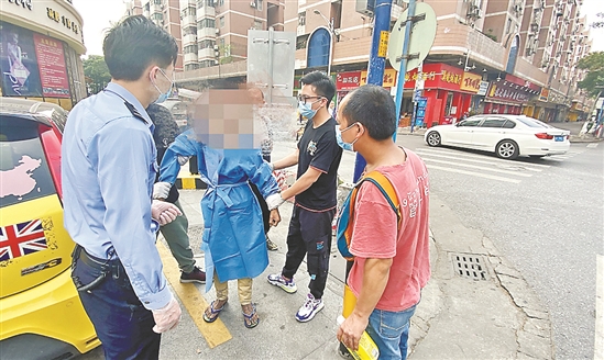送外卖途中多看了一眼 他找回失踪十年的哥哥