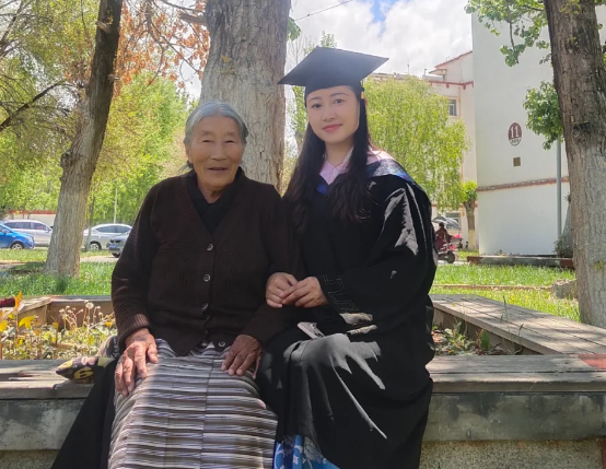 &ldquo;捡来&rdquo;的姑娘，带92岁奶奶上大学！