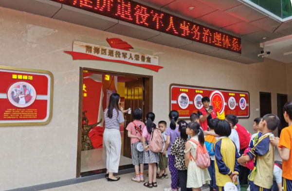 &ldquo;五四&rdquo;精神薪火相传！退役军人荣誉室互动体验+老兵分享