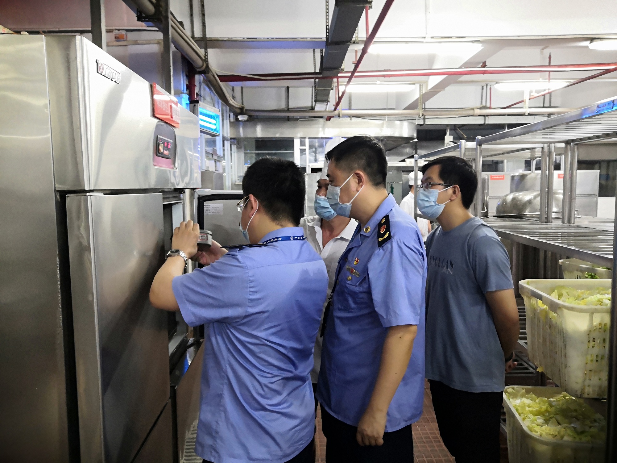 孩子在学校吃得安全吗？跟执法人员去食堂后厨看一看
