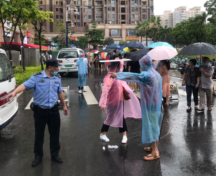 雨幕之下的核酸检测采样点，他们撑起了一把&ldquo;平安伞&rdquo;