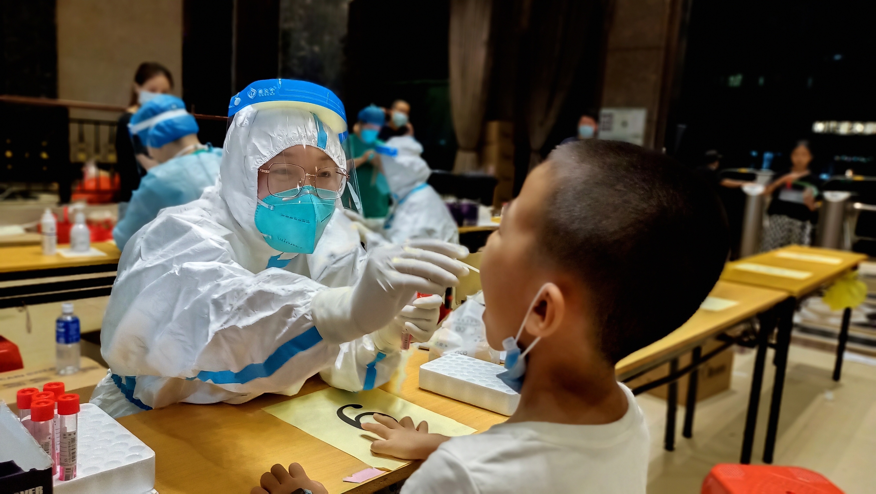 直击顺德乐从陈村核酸采集点：检测效率提升，市民医护暖