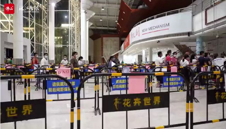 医护人员自制暖心提示牌帮助核酸检测