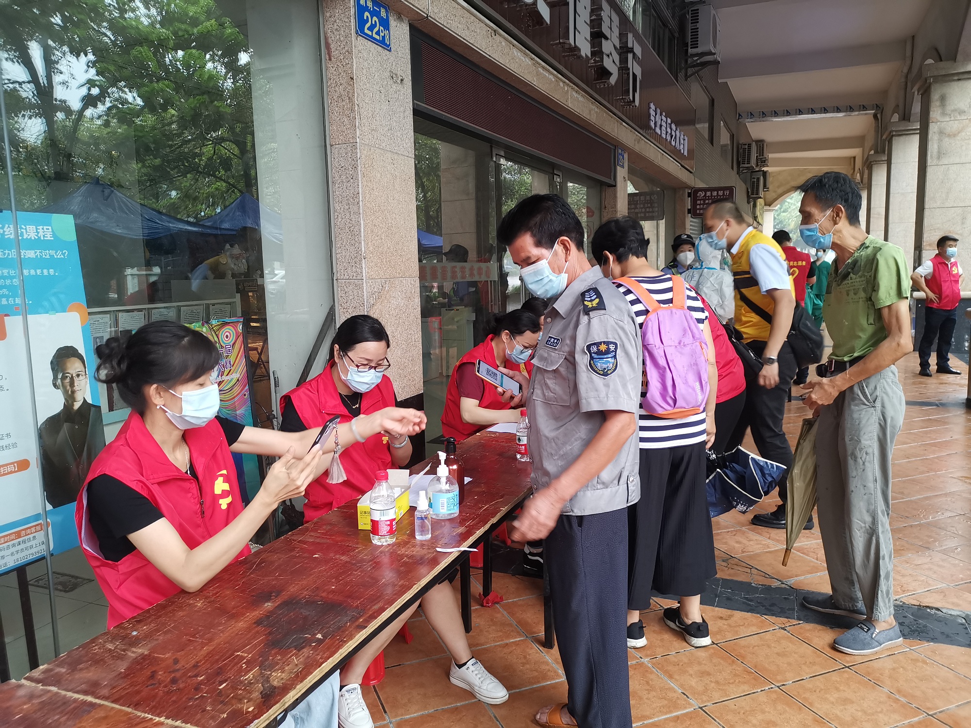 市监&ldquo;红马甲&rdquo; 温暖战疫路