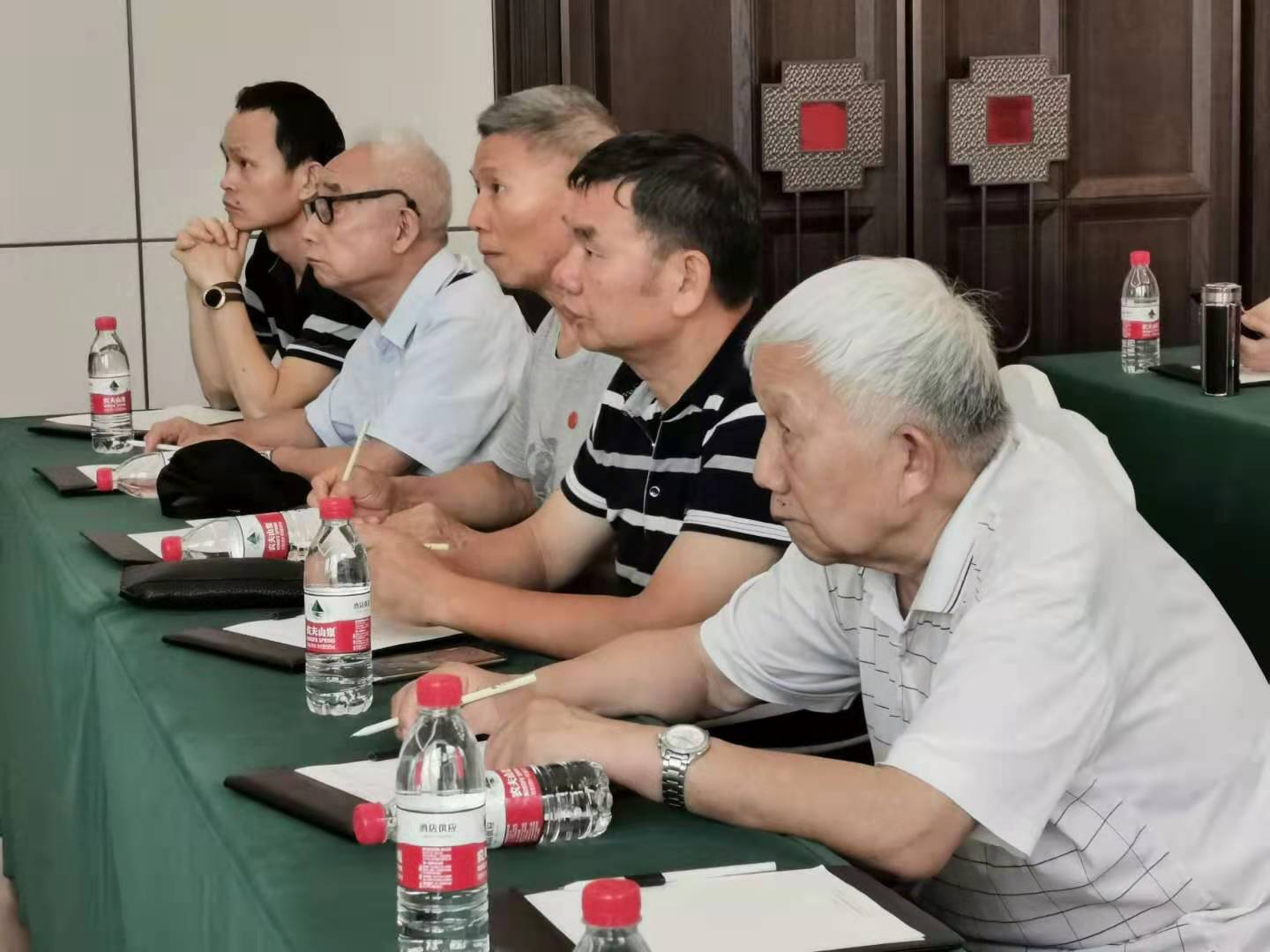 南海组织军休老干开展&ldquo;重走长征路，永远跟党走&rdquo;活动