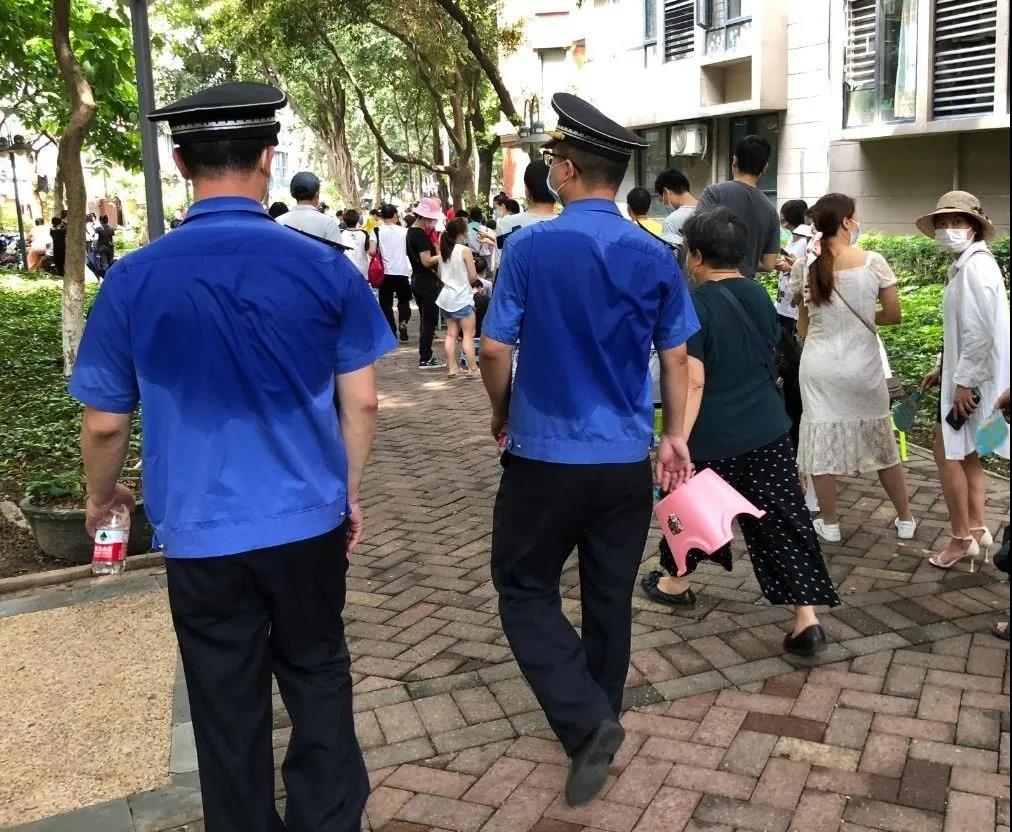 烈日骄阳，风里雨里，一幕幕坚守战疫的画面， 令人动容