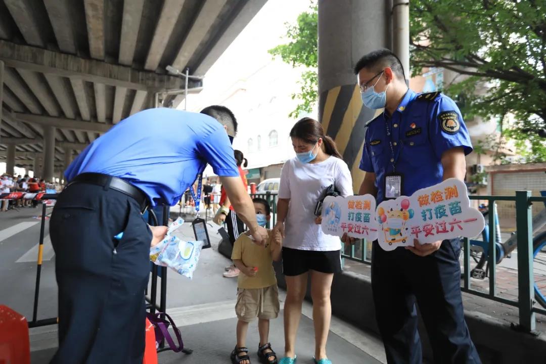六一遇上核酸检测，这些暖男给孩子们准备了贴心礼物