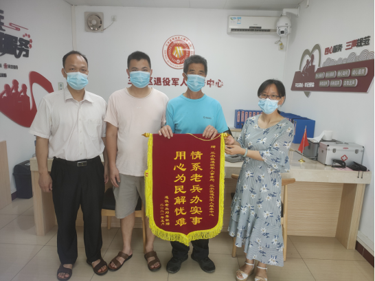 冒着风雨，佛山退役老兵送来一面锦旗！背后的故事很暖心