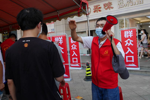 高明区信访局党员干部全力支援联点挂钩社区疫情防控工作