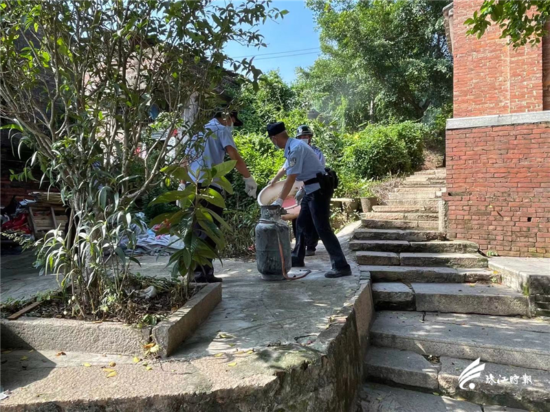 煤气瓶着火 南海民警教科书式救火